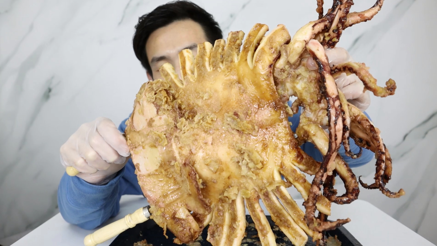 大鱿鱼整只炸!你们说这得多少钱买到?美食街有这么大的鱿鱼串吗?